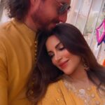 Shama Sikander Instagram - Shadi ka mahaul hai to ye reel to banani hi thi…@jamesmilliron Special mention to @poppyjabbal for shooting this beautiful #reel ♥️♥️♥️♥️♥️ #couple #reallifecouple #couplegoals #shadi #mehandi #ceremony #friends #fun #indianwedding #bigindianwedding #trendingsong #bollywood