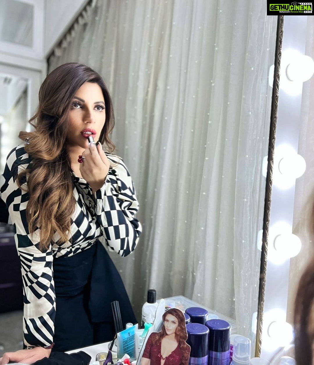 Shama Sikander Instagram - Me staring at me…. Swipe right ➡️➡️➡️➡️➡️ 😳 you also staring at me!!! 😳🥰☺️ . . . #beautiful #girl #nature #gratitude #love #happiness #motivation #positivevibes #inspiration #believe #loveyourself #shamasikander #blessed Mumbai, Maharashtra