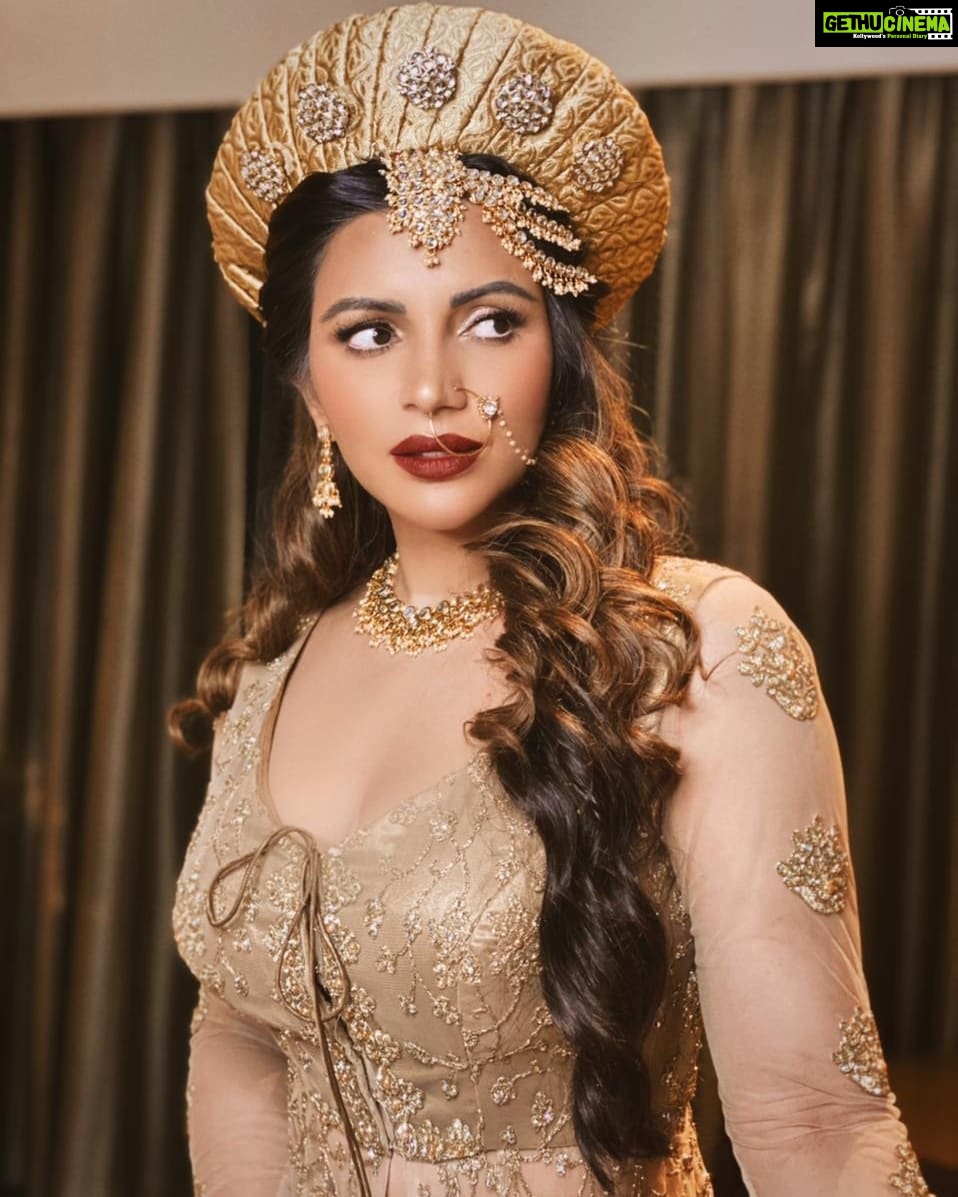 Shama Sikander Instagram - Hum Ishq karen aur charche na Ho, aisa gunguna Ishq hum nahi karte.... . . . #beautiful #indianwear #photooftheday #positivevibes #inspiration #loveyourself #shamasikander #happiness #like #share #comment #trend #explore Mumbai, Maharashtra