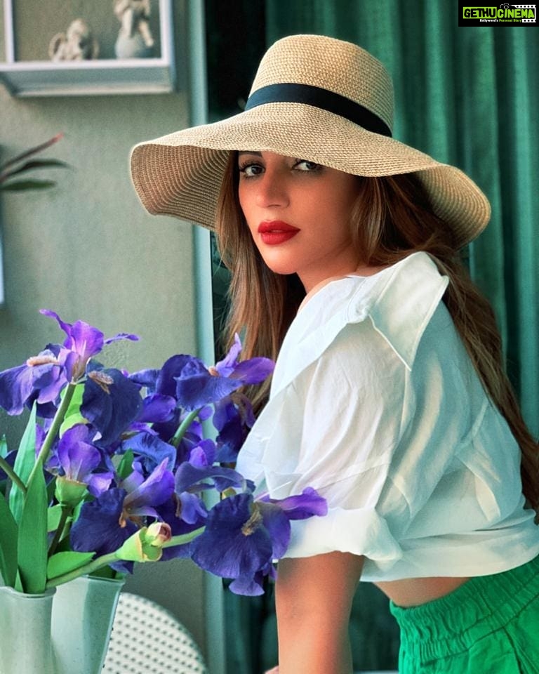 Shama Sikander Instagram - A Dreamer that's what she was.... . . . #loveyourself #beautiful #love #blessed #photography #style #fun #flowers #picoftheday #shamasikander #explore #like #share #comment Mumbai, Maharashtra
