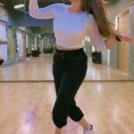 Shama Sikander Instagram - This one is truly one of my favorite songs of all time…♥️ #sheelakijawani #sheilakijawani #bollywood #famous #song #reelitfeelit #dance #love #fun #sexy #track #havefun #dancereels