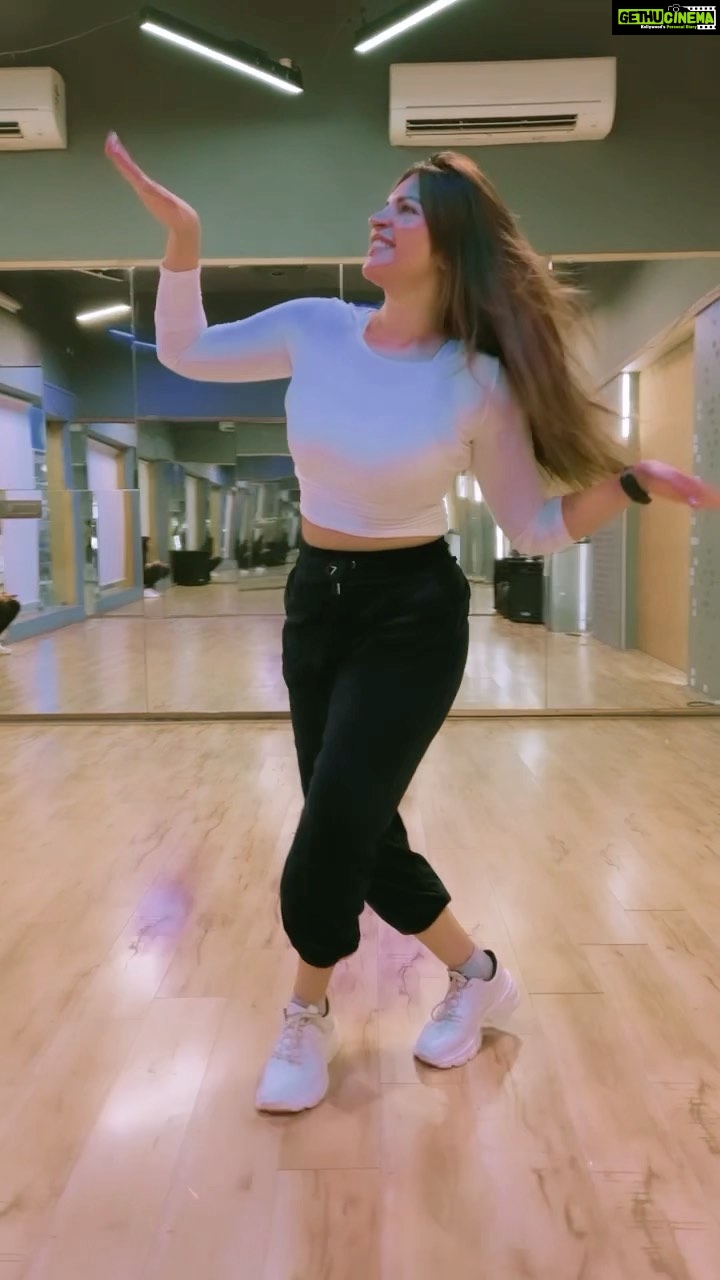 Shama Sikander Instagram - This one is truly one of my favorite songs of all time…♥️ #sheelakijawani #sheilakijawani #bollywood #famous #song #reelitfeelit #dance #love #fun #sexy #track #havefun #dancereels
