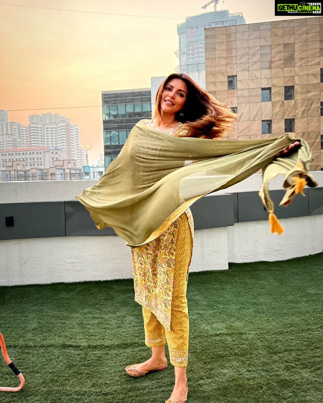 Shama Sikander Instagram - In the flow….😇 . . . #beautiful #sunset #indianwear #mumbai #photooftheday #love #life #positivevibes #inspiration #loveyourself #shamasikander #happiness #like #share #comment #trend #explorepage Mumbai, Maharashtra