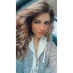 Shama Sikander Instagram - Light Acchi thi to selfie to banti hain kyun ?? ☺️ . . . #beautiful #me #selfie #shamasikander #loveyourself #loveyourlife #happiness #mood #blessed #positivevibes Mumbai, Maharashtra