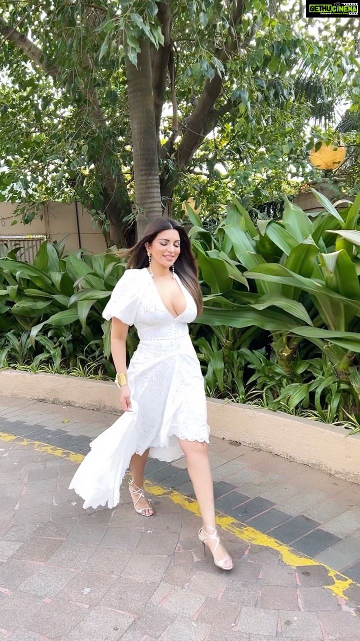 Shama Sikander Instagram - Let’s just skip to the good part then shall we?? #redcarpet #look #filmfare #acler #dress #white #love #fun #actor #bollywood #actorslife #trending #trendingvideo #viral #viralvideos