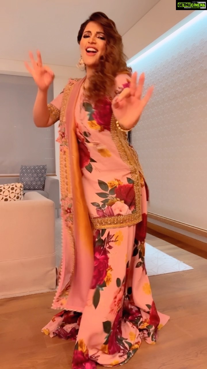 Shama Sikander Instagram - And then this happened in the middle of the show…the costume was made me do it…😛 #chakachak #song #bollywood #famous #actor #actorslife #dance #love #life #live #livefully #indian #wedding #event #hosting #appearance #viral #viralreels