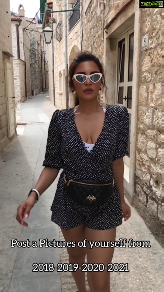 Shama Sikander Instagram - Sharing some of my fav looks over the years.... . . #trending #reelsinstagram #reels #reelitfeelit #reelkarofeelkaro #looks #followthetrend #like #share #comment #explore #shamasikander