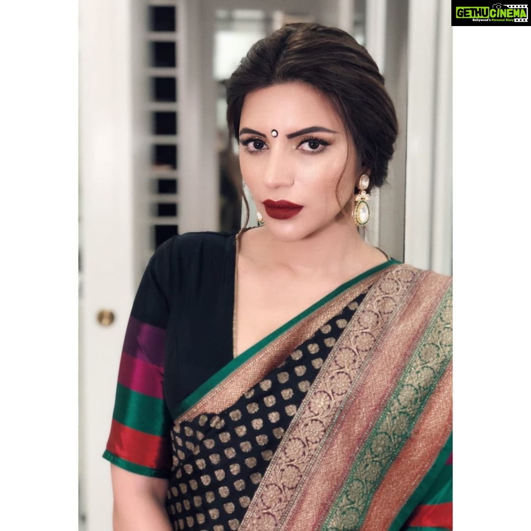 Shama Sikander Instagram - Sundar Susheel Gharelu…☺️ . . . #beautiful #me #saree #indianwear #shamasikander #loveyourself #loveyourlife #happiness #blessed Mumbai, Maharashtra