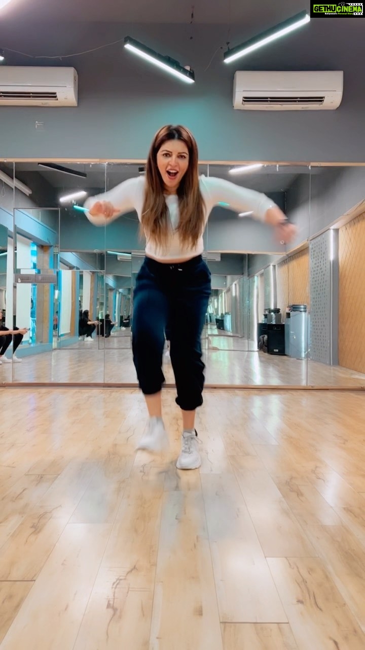 Shama Sikander Instagram - Felt cute 🥰 WILL NOT DELETE LATER…..😁😁🥳 #natunatuna #dance #dancechallenge #dancereels #lovetodance #dancevideos #fun #southindian #song #popular #actor #actorslife