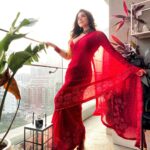 Shama Sikander Instagram - Laal dupatta ud gaya re, Bairi hawa ke jhonke se.... . . . #beautiful #smile #saree #love #mashaallah #blessed #positivevibes #inspiration #loveyourself #shamasikander #happiness #positivevibes Mumbai, Maharashtra