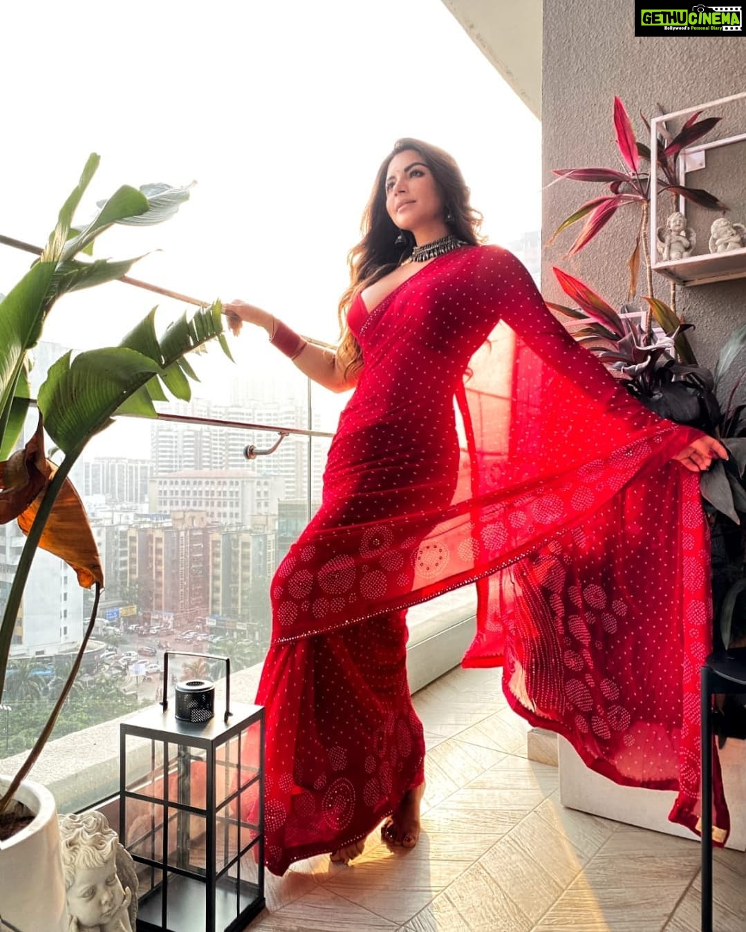 Shama Sikander Instagram - Laal dupatta ud gaya re, Bairi hawa ke jhonke se.... . . . #beautiful #smile #saree #love #mashaallah #blessed #positivevibes #inspiration #loveyourself #shamasikander #happiness #positivevibes Mumbai, Maharashtra