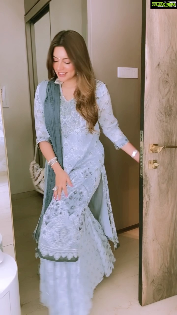 Shama Sikander Instagram - Felt pretty 😍 ☺️ #sundayvibes #pretty #lunchoutfit #family #gettogather #indian #indiankudi #desigirl #lovemyself #shringar #gettingready #sundaybrunchlook #fashion #ritukumar #outfit