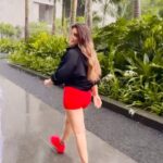 Shama Sikander Instagram - I had noooo idea he was shooting…and that is a lieeee🤪🤪🤪😆 #hawayein #hawameinudatijaaye #sexybaby #love #weather #rainyday #inwinter #mausam #awsome #redandblack #fun #song #famous #viral