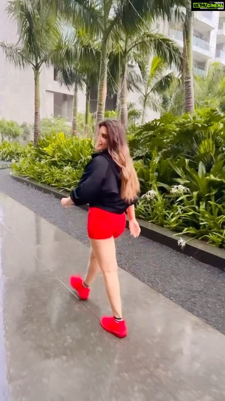 Shama Sikander Instagram - I had noooo idea he was shooting…and that is a lieeee🤪🤪🤪😆 #hawayein #hawameinudatijaaye #sexybaby #love #weather #rainyday #inwinter #mausam #awsome #redandblack #fun #song #famous #viral
