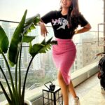 Shama Sikander Instagram - I hope my smile gives you smile by the way tell me what is written on my t-shirt... Comment below 👇 . . . #beautiful #smile #love #life #mashaallah #blessed #positivevibes #inspiration #loveyourself #shamasikander #believe #sunshine #girl Mumbai, Maharashtra