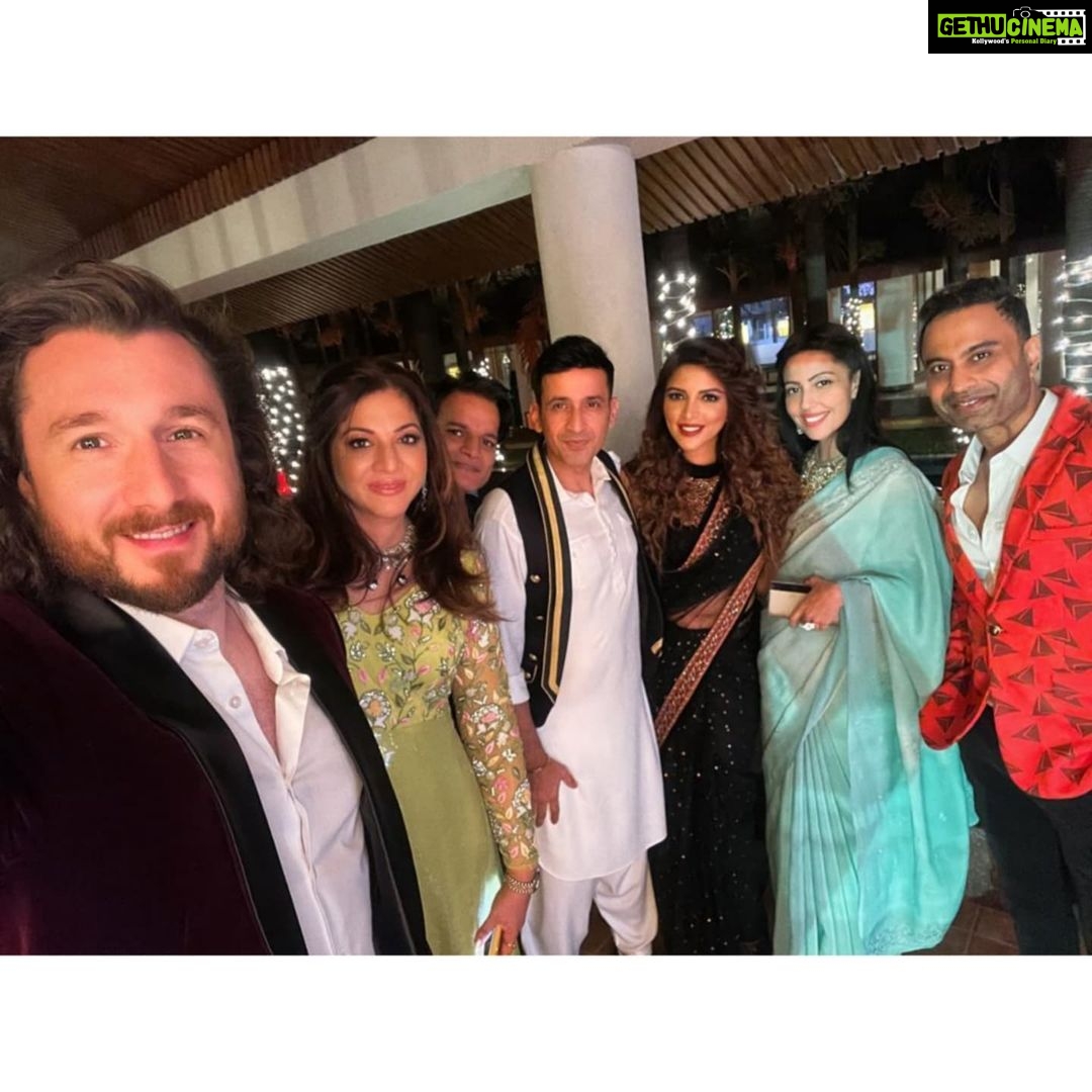 Shama Sikander Instagram - Sangeet Night…🥳🥳🥳 . . . #sangeet #night #backtokg #shaadi #fun #crazy #shamasikander #friends #enjoy #happyme #friendslikefamily #bandbajabaraat #traditionalsaree Mumbai, Maharashtra