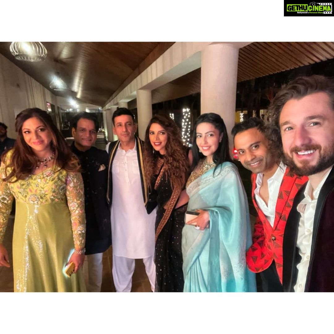 Shama Sikander Instagram - Sangeet Night…🥳🥳🥳 . . . #sangeet #night #backtokg #shaadi #fun #crazy #shamasikander #friends #enjoy #happyme #friendslikefamily #bandbajabaraat #traditionalsaree Mumbai, Maharashtra