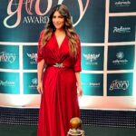 Shama Sikander Instagram - And then it said…. LET THERE BE LIGHT…..😇😇😇Fanoos banke jiski hifazat hawa kare, wo SHAMA kya bujhe jise roshan khuda kare….😇. Won the Most inspiring actress advocating mental health 😇... Thank you @brandsimpact for recognizing my efforts and the impact it has made on everyone… thank you for opening up a conversation about Mental health coz there is still so much stigma around it... Thank you all for your constant love and support i love you multitudes ♥️🙏🏻🙏🏻🙏🏻 Love one another, be kind, be the light you are meant to be….😇 P. R- @shimmerentertainment . #shamasikander #actorlife #awardwinning #goldengloryawards #goldengloryawards2021 #achiever #mentalhealth #support #letstalkaboutit Mumbai, Maharashtra