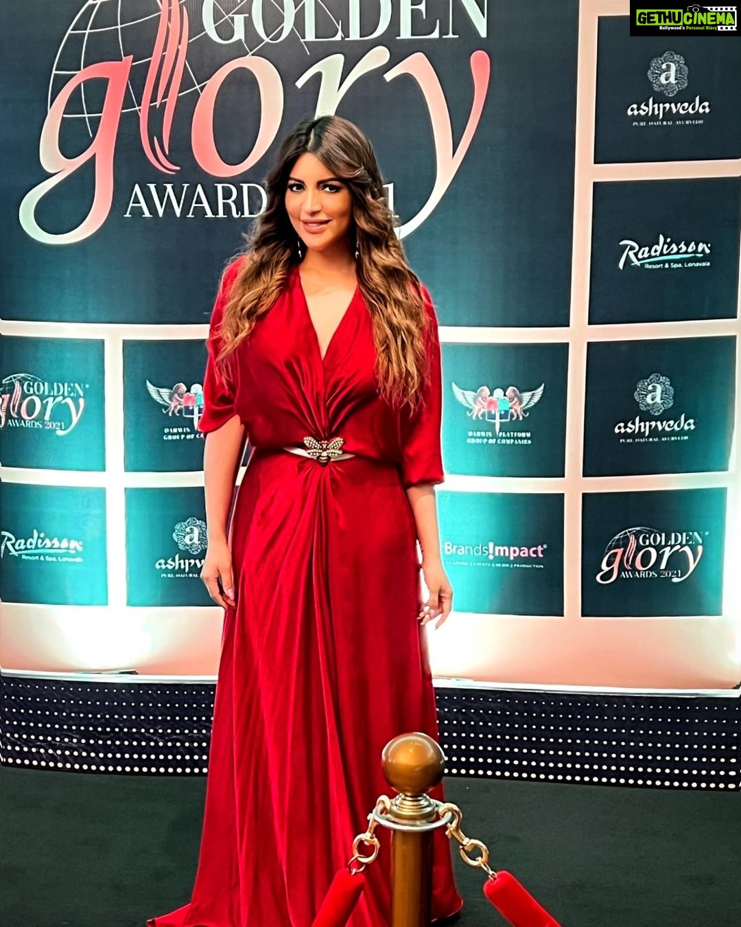 Shama Sikander Instagram - And then it said…. LET THERE BE LIGHT…..😇😇😇Fanoos banke jiski hifazat hawa kare, wo SHAMA kya bujhe jise roshan khuda kare….😇. Won the Most inspiring actress advocating mental health 😇... Thank you @brandsimpact for recognizing my efforts and the impact it has made on everyone… thank you for opening up a conversation about Mental health coz there is still so much stigma around it... Thank you all for your constant love and support i love you multitudes ♥️🙏🏻🙏🏻🙏🏻 Love one another, be kind, be the light you are meant to be….😇 P. R- @shimmerentertainment . #shamasikander #actorlife #awardwinning #goldengloryawards #goldengloryawards2021 #achiever #mentalhealth #support #letstalkaboutit Mumbai, Maharashtra