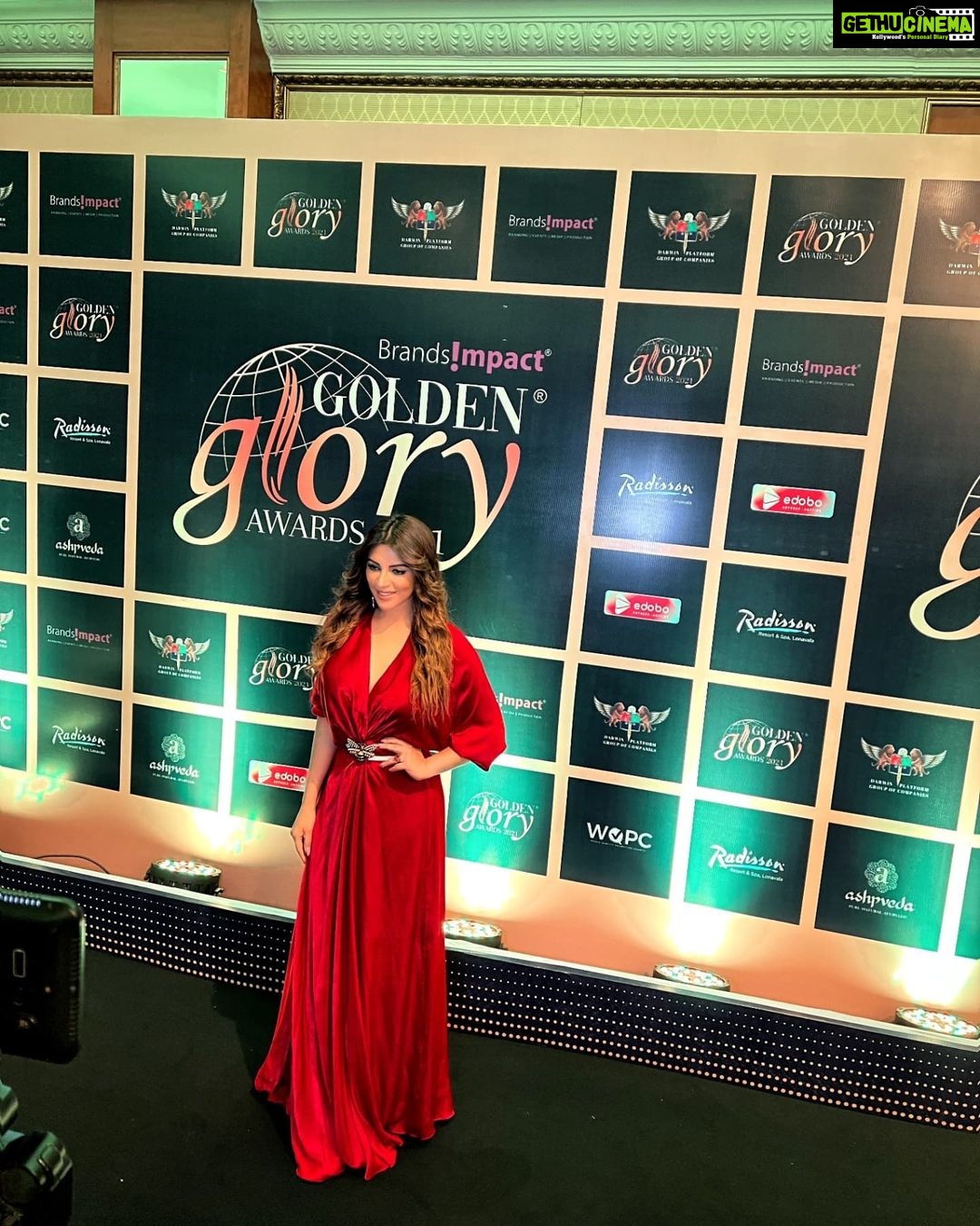 Shama Sikander Instagram - And then it said…. LET THERE BE LIGHT…..😇😇😇Fanoos banke jiski hifazat hawa kare, wo SHAMA kya bujhe jise roshan khuda kare….😇. Won the Most inspiring actress advocating mental health 😇... Thank you @brandsimpact for recognizing my efforts and the impact it has made on everyone… thank you for opening up a conversation about Mental health coz there is still so much stigma around it... Thank you all for your constant love and support i love you multitudes ♥️🙏🏻🙏🏻🙏🏻 Love one another, be kind, be the light you are meant to be….😇 P. R- @shimmerentertainment . #shamasikander #actorlife #awardwinning #goldengloryawards #goldengloryawards2021 #achiever #mentalhealth #support #letstalkaboutit Mumbai, Maharashtra