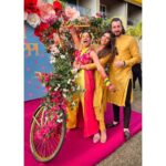 Shama Sikander Instagram - Yellow yellows dirty fellowssss…. What a fun filled afternoon at @gurpreetbedi_22 @kapilarya Mehandi.. The theme was yellow and everyone followed it to… indian weddings.. Naach Gaana… shaadi ka mahaul…, waah ji waahhh…🎉🥳🥳🥳😇♥️ . . . #mehandi #backtokg #yellowtheme #indianwedding #shaadikaseason #fun #crazy #shamasikander #friends #happiness #enjoy #haldiceremony #happyme #friendslikefamily #bandbajabaraat #bridetobe #haldified #attire #traditional #indianwedding