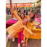 Shama Sikander Instagram - Yellow yellows dirty fellowssss…. What a fun filled afternoon at @gurpreetbedi_22 @kapilarya Mehandi.. The theme was yellow and everyone followed it to… indian weddings.. Naach Gaana… shaadi ka mahaul…, waah ji waahhh…🎉🥳🥳🥳😇♥️ . . . #mehandi #backtokg #yellowtheme #indianwedding #shaadikaseason #fun #crazy #shamasikander #friends #happiness #enjoy #haldiceremony #happyme #friendslikefamily #bandbajabaraat #bridetobe #haldified #attire #traditional #indianwedding