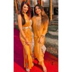 Shama Sikander Instagram - Yellow yellows dirty fellowssss…. What a fun filled afternoon at @gurpreetbedi_22 @kapilarya Mehandi.. The theme was yellow and everyone followed it to… indian weddings.. Naach Gaana… shaadi ka mahaul…, waah ji waahhh…🎉🥳🥳🥳😇♥️ . . . #mehandi #backtokg #yellowtheme #indianwedding #shaadikaseason #fun #crazy #shamasikander #friends #happiness #enjoy #haldiceremony #happyme #friendslikefamily #bandbajabaraat #bridetobe #haldified #attire #traditional #indianwedding