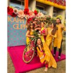 Shama Sikander Instagram - Yellow yellows dirty fellowssss…. What a fun filled afternoon at @gurpreetbedi_22 @kapilarya Mehandi.. The theme was yellow and everyone followed it to… indian weddings.. Naach Gaana… shaadi ka mahaul…, waah ji waahhh…🎉🥳🥳🥳😇♥️ . . . #mehandi #backtokg #yellowtheme #indianwedding #shaadikaseason #fun #crazy #shamasikander #friends #happiness #enjoy #haldiceremony #happyme #friendslikefamily #bandbajabaraat #bridetobe #haldified #attire #traditional #indianwedding
