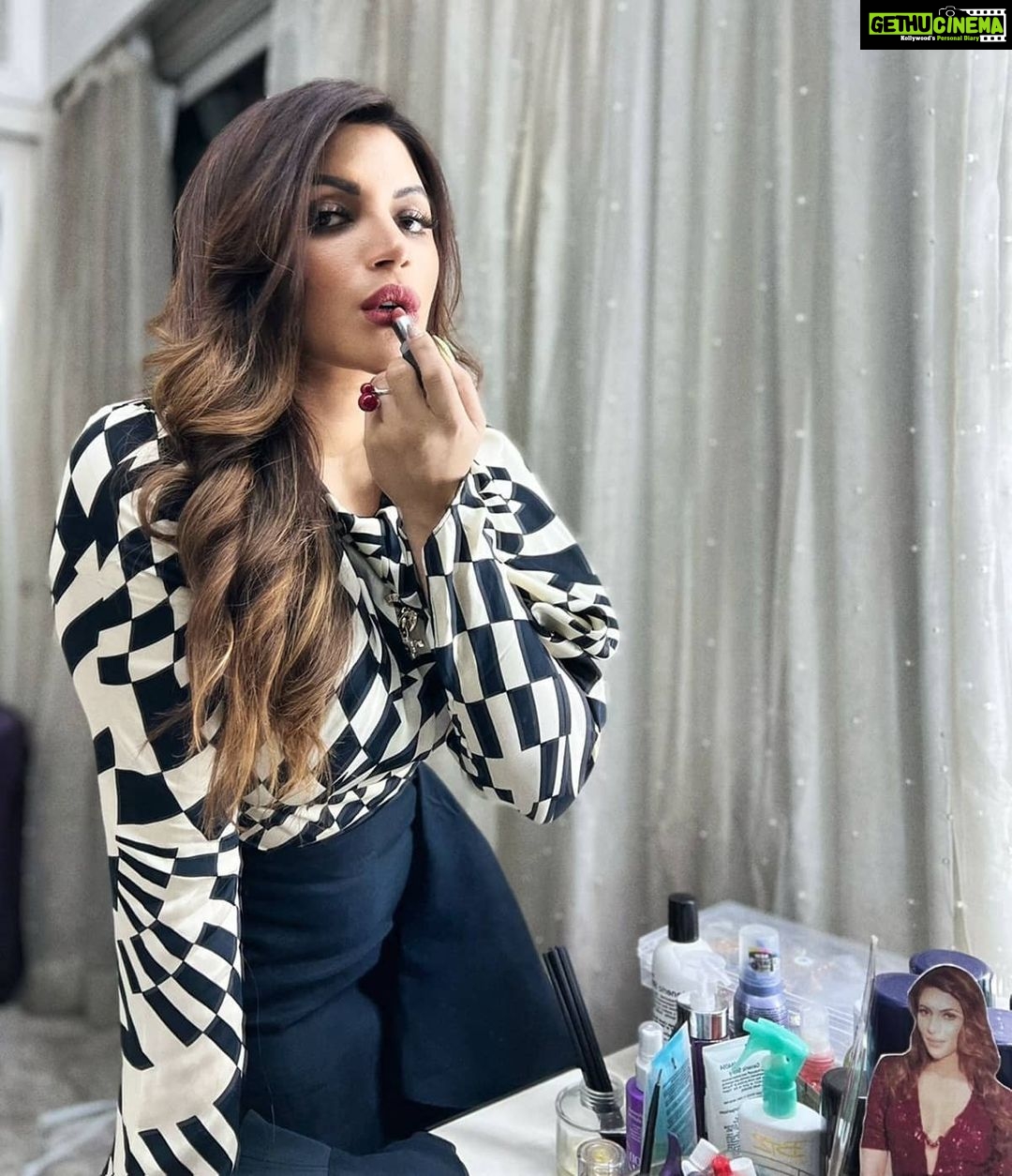 Shama Sikander Instagram - Me staring at me…. Swipe right ➡️➡️➡️➡️➡️ 😳 you also staring at me!!! 😳🥰☺️ . . . #beautiful #girl #nature #gratitude #love #happiness #motivation #positivevibes #inspiration #believe #loveyourself #shamasikander #blessed Mumbai, Maharashtra