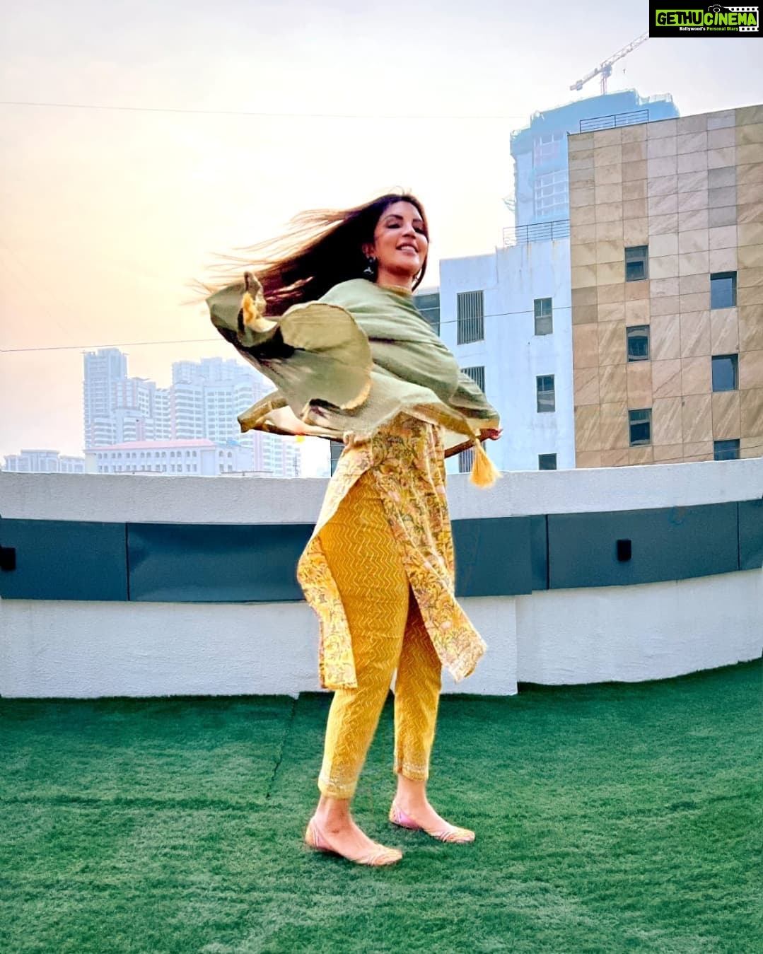Shama Sikander Instagram - In the flow….😇 . . . #beautiful #sunset #indianwear #mumbai #photooftheday #love #life #positivevibes #inspiration #loveyourself #shamasikander #happiness #like #share #comment #trend #explorepage Mumbai, Maharashtra