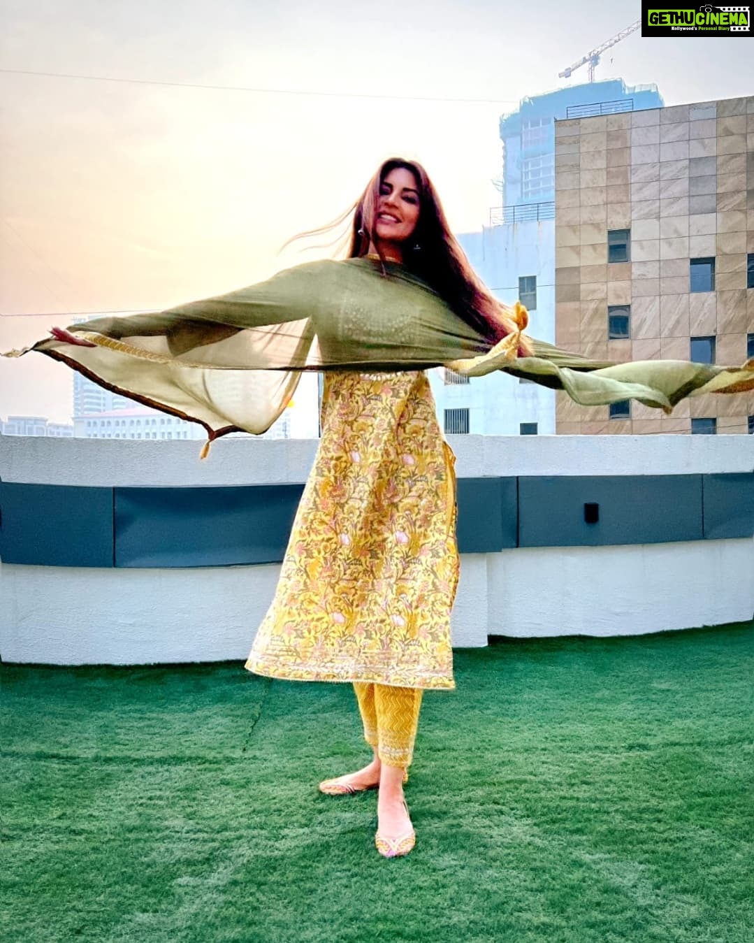 Shama Sikander Instagram - In the flow….😇 . . . #beautiful #sunset #indianwear #mumbai #photooftheday #love #life #positivevibes #inspiration #loveyourself #shamasikander #happiness #like #share #comment #trend #explorepage Mumbai, Maharashtra