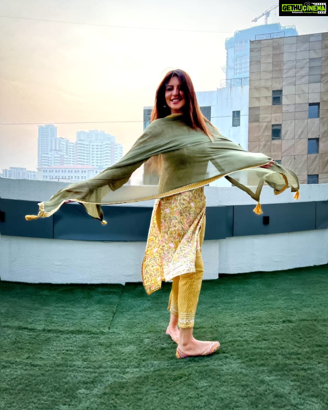 Shama Sikander Instagram - In the flow….😇 . . . #beautiful #sunset #indianwear #mumbai #photooftheday #love #life #positivevibes #inspiration #loveyourself #shamasikander #happiness #like #share #comment #trend #explorepage Mumbai, Maharashtra