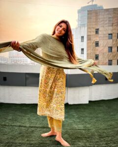 Shama Sikander Instagram - In the flow….😇 . . . #beautiful #sunset #indianwear #mumbai #photooftheday #love #life #positivevibes #inspiration #loveyourself #shamasikander #happiness #like #share #comment #trend #explorepage Mumbai, Maharashtra