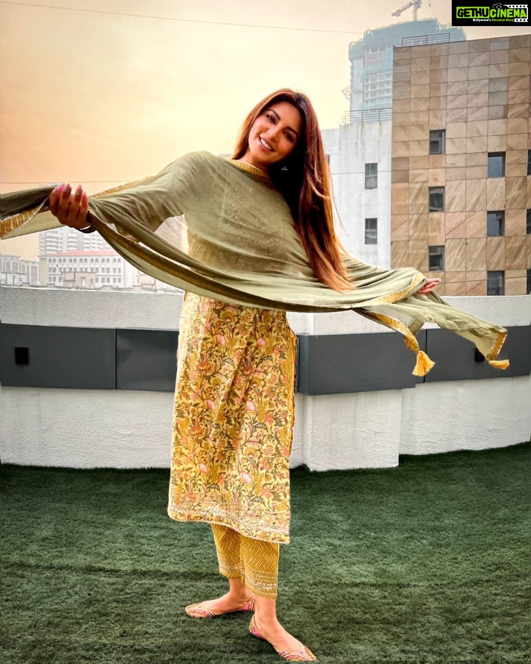 Shama Sikander Instagram - In the flow….😇 . . . #beautiful #sunset #indianwear #mumbai #photooftheday #love #life #positivevibes #inspiration #loveyourself #shamasikander #happiness #like #share #comment #trend #explorepage Mumbai, Maharashtra