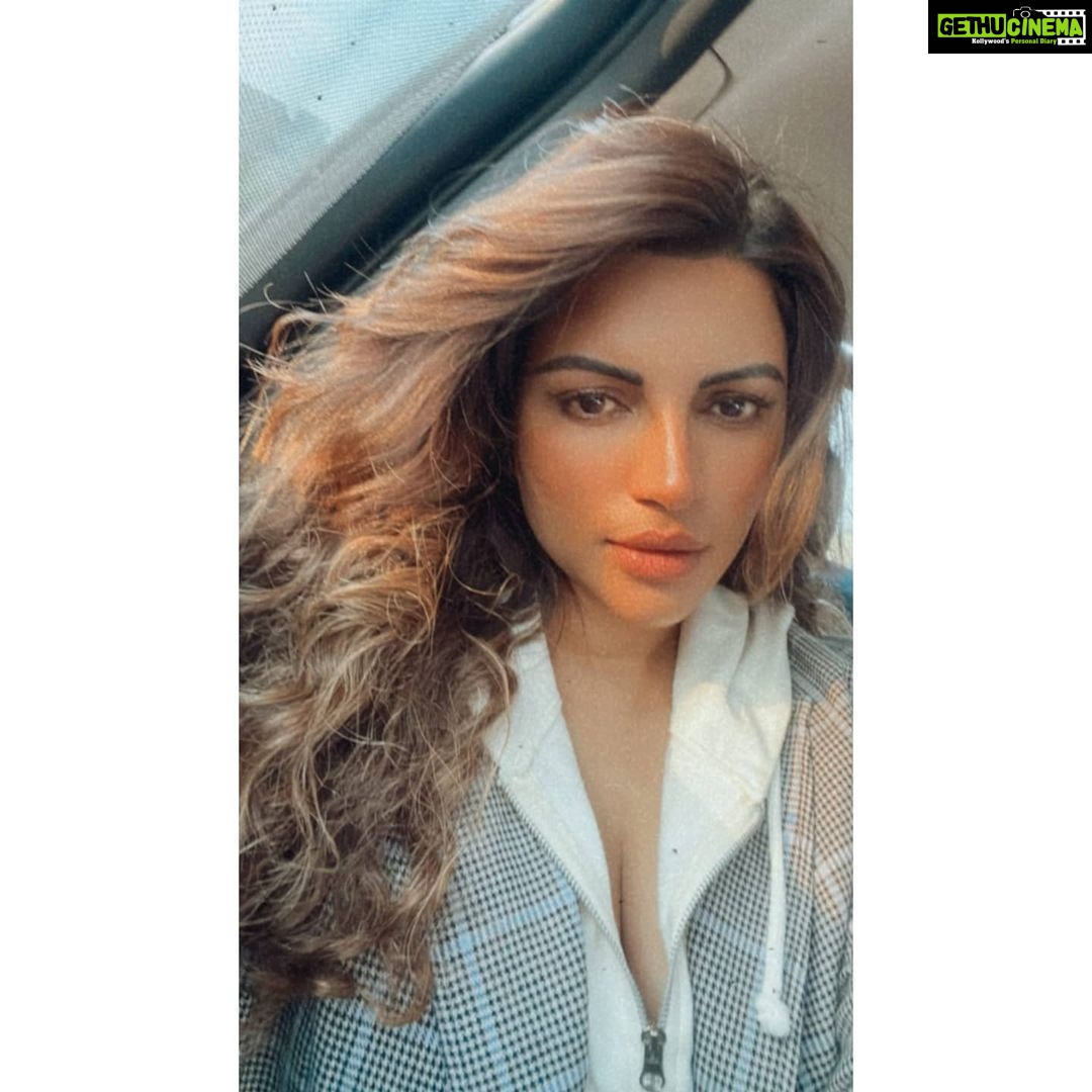 Shama Sikander Instagram - Light Acchi thi to selfie to banti hain kyun ?? ☺️ . . . #beautiful #me #selfie #shamasikander #loveyourself #loveyourlife #happiness #mood #blessed #positivevibes Mumbai, Maharashtra