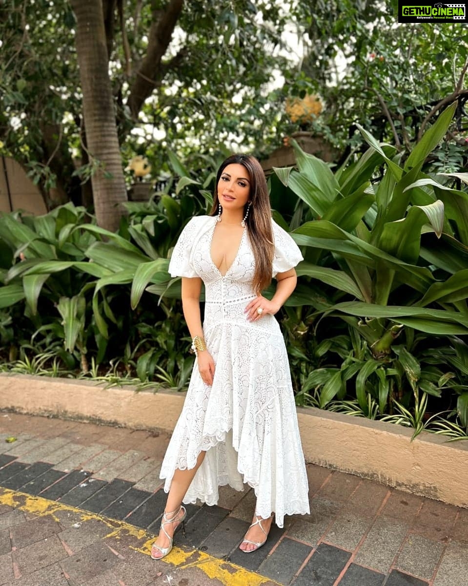 Shama Sikander Instagram - At Filmfare Red Carpet Glam.... @filmfare . . . #filmfare #MyglammfilmfareOTTawards #actorlife #shamasikander #gratitude #love #happiness #positivity #loveyourself #believe #blessed