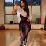 Shama Sikander Instagram - Come dance with me ✨💃 #dancelove #khwaabdekhe #danceclass #reelsinstagram #reels #reelitfeelit #loveyourself #fitness #explore #shamasikander #likes #share #comment #trending
