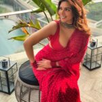 Shama Sikander Instagram - Laal pari hoon main…🥰☺️ . . . #beautiful #smile #saree #love #mashaallah #blessed #positivevibes #inspiration #loveyourself #shamasikander #happiness #positivevibes Mumbai, Maharashtra