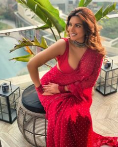 Shama Sikander Instagram - Laal pari hoon main…🥰☺️ . . . #beautiful #smile #saree #love #mashaallah #blessed #positivevibes #inspiration #loveyourself #shamasikander #happiness #positivevibes Mumbai, Maharashtra