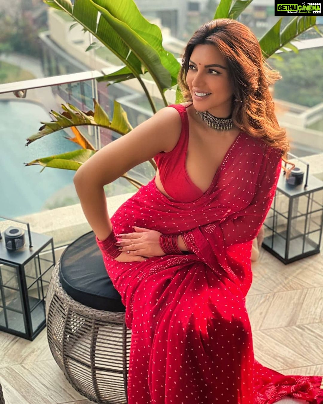 Shama Sikander Instagram - Laal pari hoon main…🥰☺️ . . . #beautiful #smile #saree #love #mashaallah #blessed #positivevibes #inspiration #loveyourself #shamasikander #happiness #positivevibes Mumbai, Maharashtra