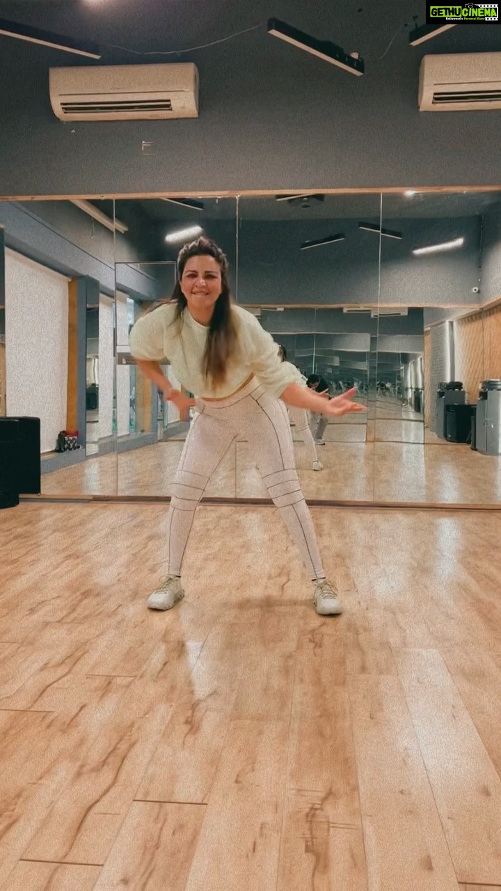 Shama Sikander Instagram - Repetition is the key…. ♥️ #jugnu #badboy #baadshah #viral #viralvideos #trending #reels #dance #love #fun #vibe #vibeoftheday