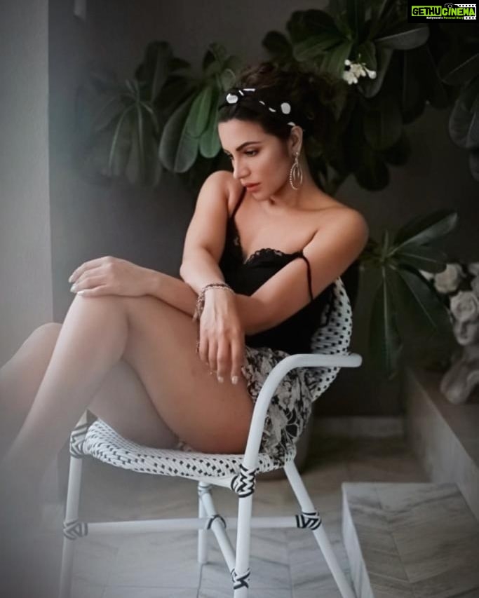 Shama Sikander Instagram - You don't always need a plan. Sometimes you just need to breathe, trust, let go and see what happens..... . . . #beautiful #me #deepthoughts #thinking #trust #breathe #loveyourself #goodvibes #positivevibes #happiness💕 #always #blessed Mumbai, Maharashtra