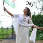 Shama Sikander Instagram - Prem hi Shakti hai, prem hi bhakti hai, prem hi sacchi desh bhakti hai🇮🇳 Bharat ki azadi ki 75 vi saalgirah mubarak ho….🙏🏻 . . #jaihind 🫡 #harghartiranga #bharathumkojaansepyarahai #jaibharat #bharathumkojaanse #75yearsofindependence #positivity #equality #women #jaibharat #happyindependenceday #love #shamasikanderreels Mumbai, Maharashtra