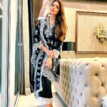 Shama Sikander Instagram - ताउम्र बस एक ही सबक याद रखिए इश्क़ और इबादत में नियत साफ रखिए🖤 . . . #love #shyari #indianwear #style #fashion #happiness💕 #influencer #shamasikander