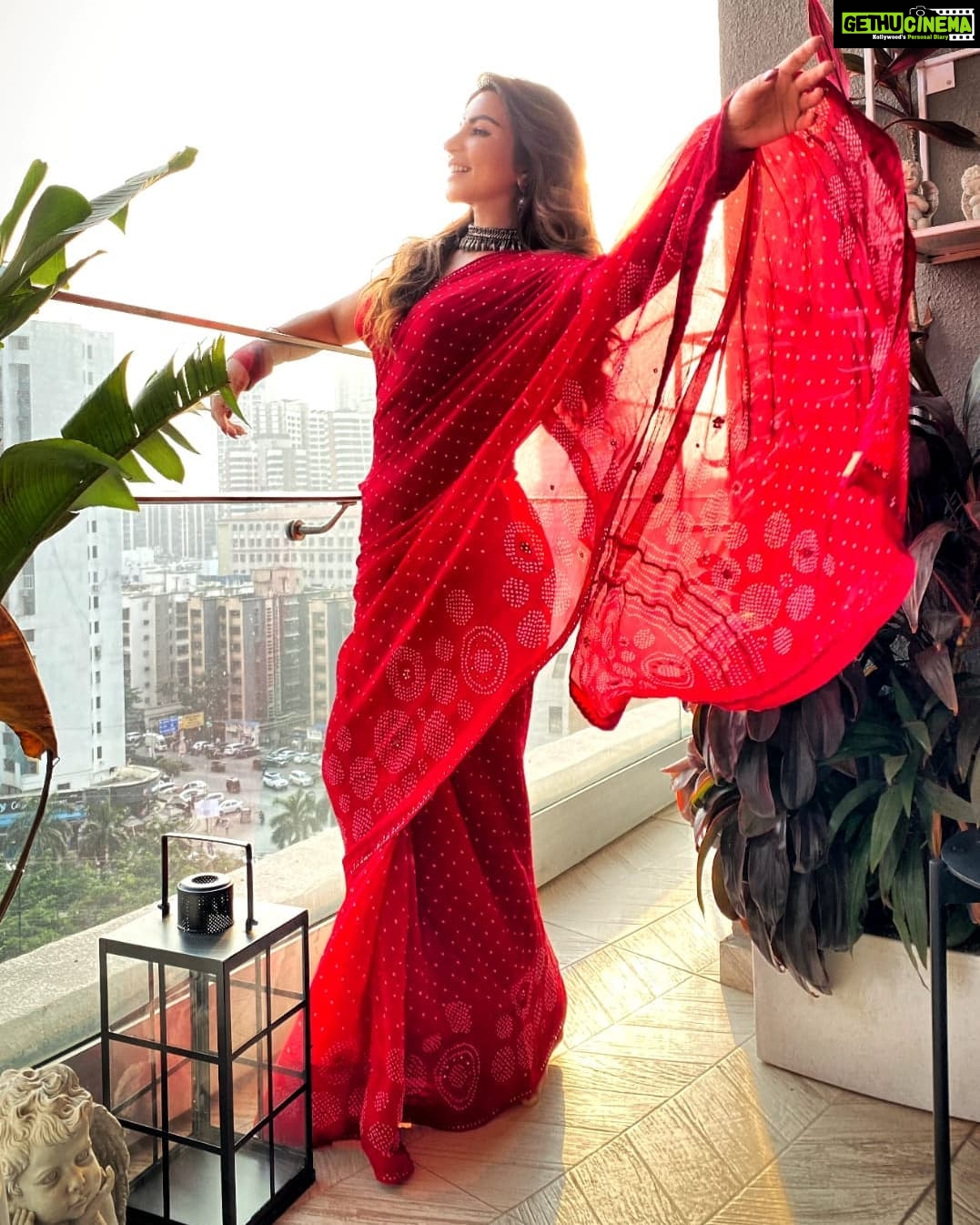 Shama Sikander Instagram - "Mohe Rang Do Laal" . . . #beautyinred #loveyourself #goodvibes #sareelove #like #share #comment #traditional #trending #happiness #nature #mumbai Mumbai, Maharashtra