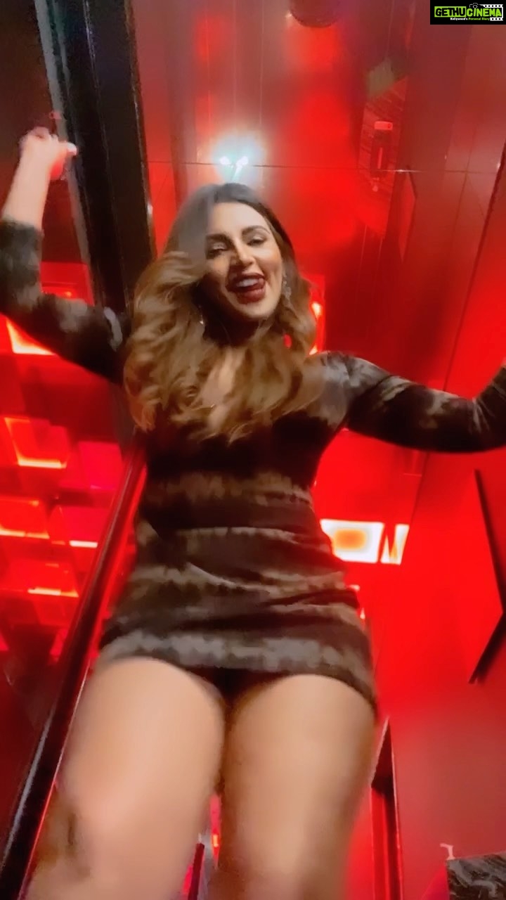 Shama Sikander Instagram - Its #friday night b*****….🥳🥳 #fridayvibes #fridaynight #fridaysinparadise #glasshouse91 #transitionreels #transition #smooth #sexy #danceonthefloor #jlo #favsong #viralvideos #viralreels #viral
