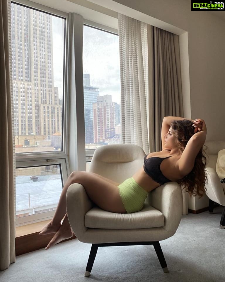 Shama Sikander Instagram - Unplug.... . . . #beautiful #view #nature #throwback #newyorkcity #newyorklifestyle #love #myself #cute #happy #me #gratitude #motivation #positivevibes NewYork