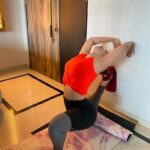 Shama Sikander Instagram - Most people have no idea how good their body is designed to feel,including me , before I started doing yoga…😇 . . . #exercise #workout #Yoga #motivation #happy #mood #nature #picoftheday #fit #health #lifestyle #goals #fitnessvibes #shamasikander #explore Mumbai, Maharashtra