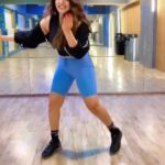 Shama Sikander Instagram - This song made me groove...Tell me your song which can make you groove??? #dancewithme #mahive #ShamaSikander #duetwithme #lovethissong #reelitfeelit #reels #reelkrofeelkro #comments #likes #share