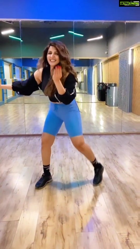 Shama Sikander Instagram - This song made me groove...Tell me your song which can make you groove??? #dancewithme #mahive #ShamaSikander #duetwithme #lovethissong #reelitfeelit #reels #reelkrofeelkro #comments #likes #share